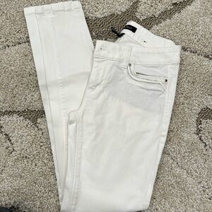 White jeans, brand new. The tag fell off.